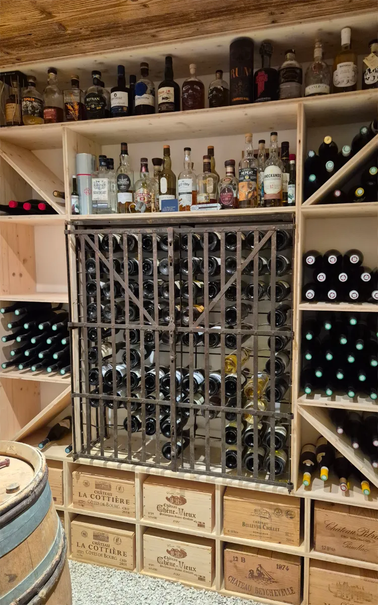 Rangement en bois de bouteille de vins dans une cave à vin