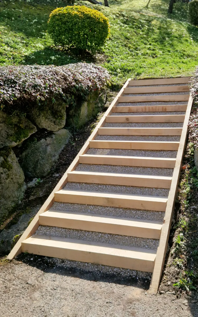 Escalier extérieur en bois dans un jardin