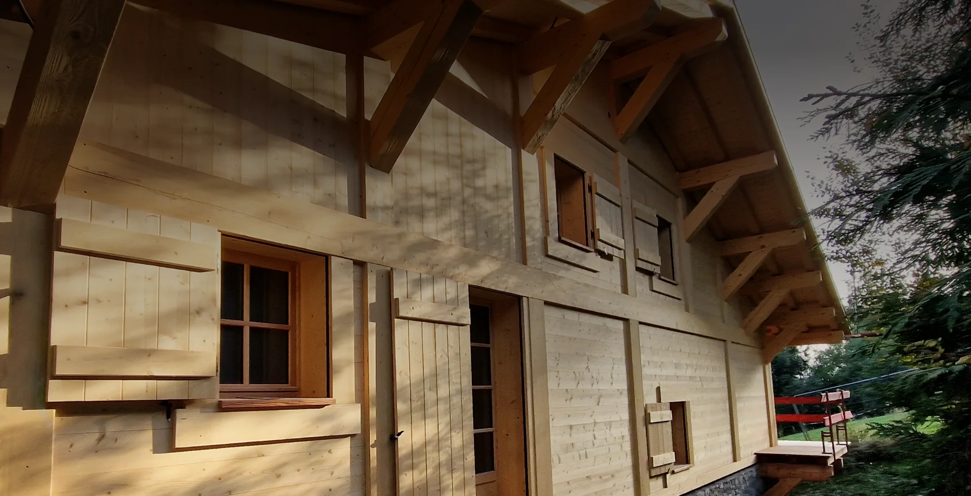 Vue extérieur d'une façade de chalet en bois en Haute-Savoie