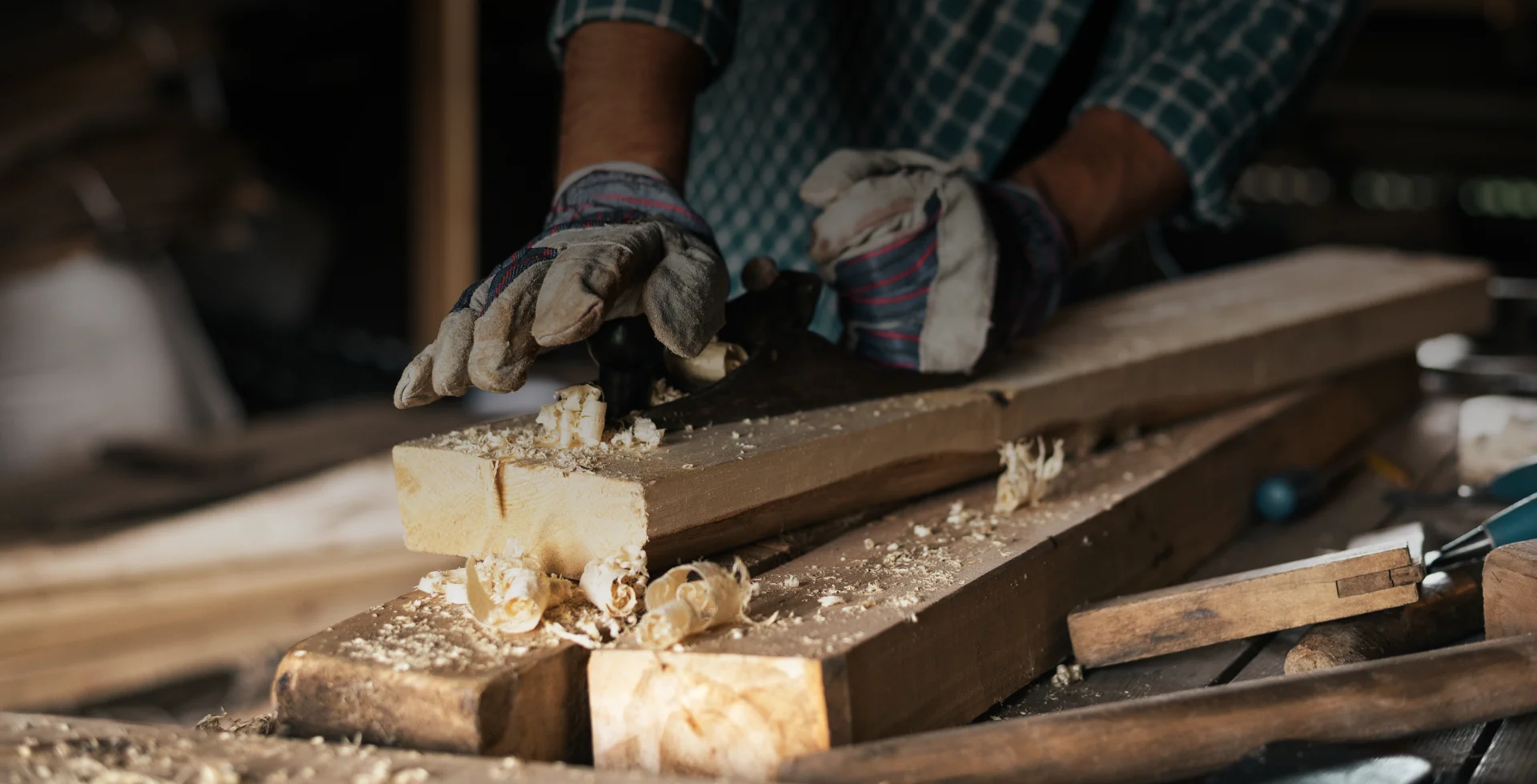 Atelier de menuiserie un homme aminci une planche avec un rabot