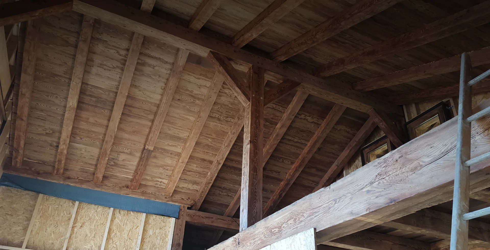Charpente en bois d'un chalet savoyard vue de l'intérieur